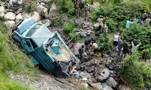 ஜம்மு காஷ்மீரில் 200 அடி பள்ளத்தில்  கவிழ்ந்த CRPF வாகனம்.. 3 வீரர்கள் பலி - 15 பேர் காயம்