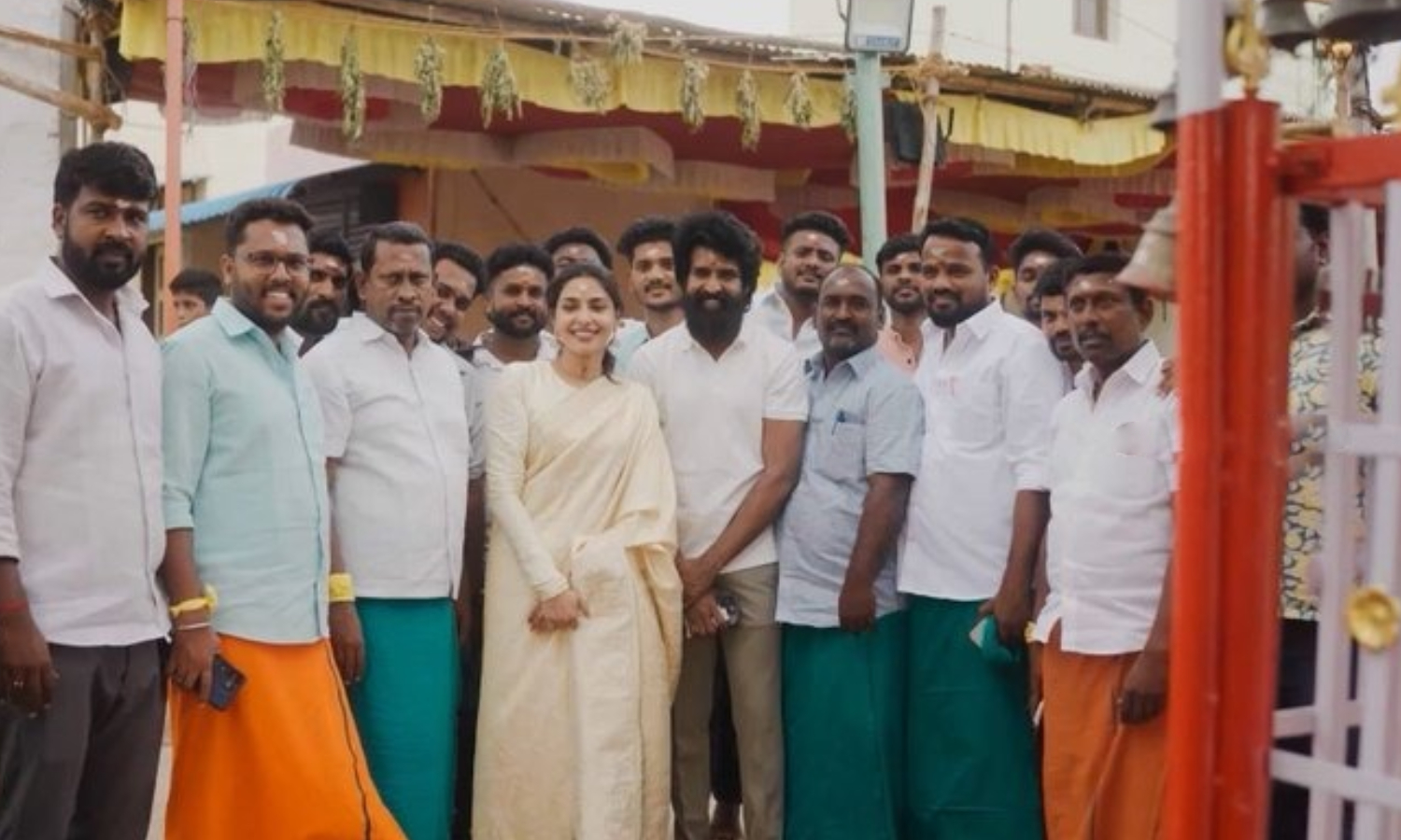 கோவில் திருவிழாவில் கலந்துகொண்டு கிராம மக்களுடன் வைப் செய்த சூரி- ஐஸ்வர்யா லட்சுமி