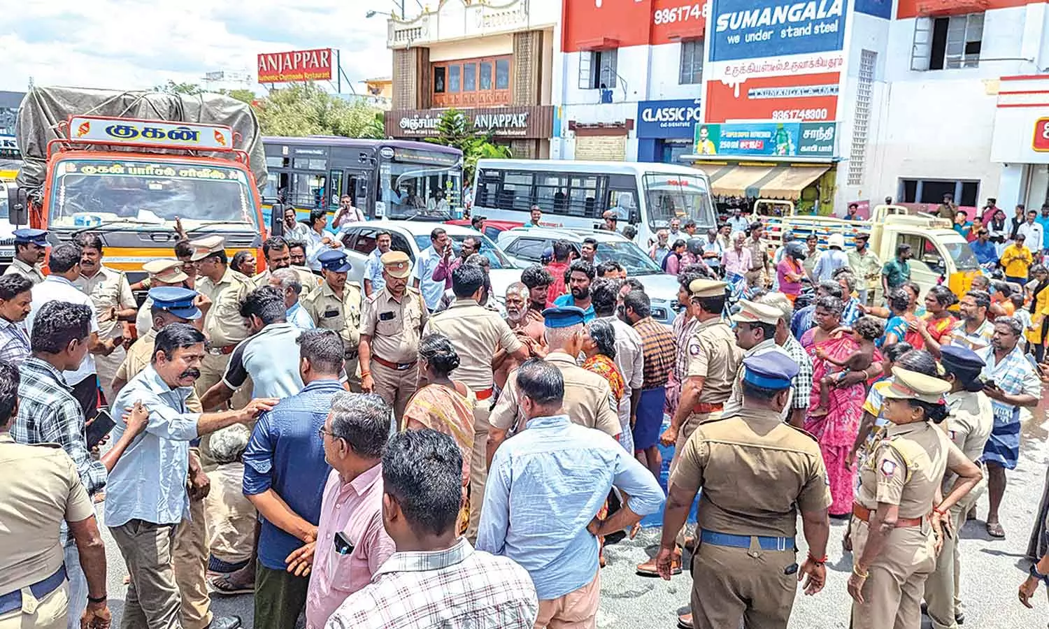 விபத்தில் பலியான பெண்ணின் உடலை வாங்க மறுத்து கப்பலூர் சுங்கசாவடியை முற்றுகையிட்ட உறவினர்கள்