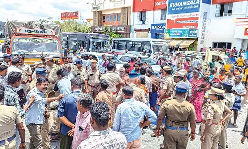 விபத்தில் பலியான பெண்ணின் உடலை வாங்க மறுத்து கப்பலூர் சுங்கசாவடியை முற்றுகையிட்ட உறவினர்கள்