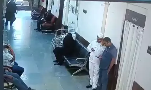 ஐதராபாத் உயர்நீதிமன்றத்தில் மாரடைப்பால் சரிந்து உயிரிழந்த வழக்கறிஞர் - அதிர்ச்சி வீடியோ