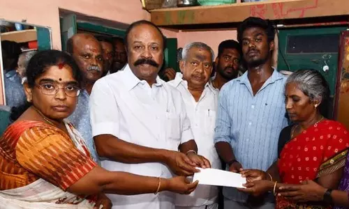 அஜித்குமார் குடும்பத்திற்கு ரூ.25 லட்சம் இழப்பீடு: காசோலையை வழங்கினார் அமைச்சர் பெரியகருப்பன்