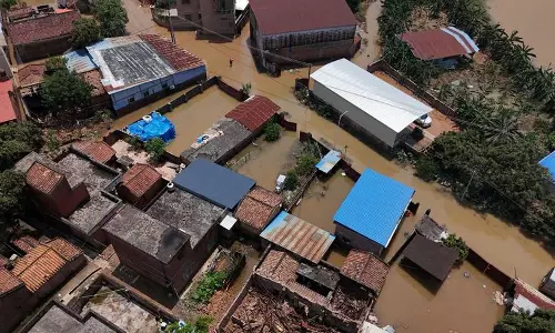 சீனாவில் கனமழை: நிலச்சரிவில் சிக்கி 17 பேர் பலி