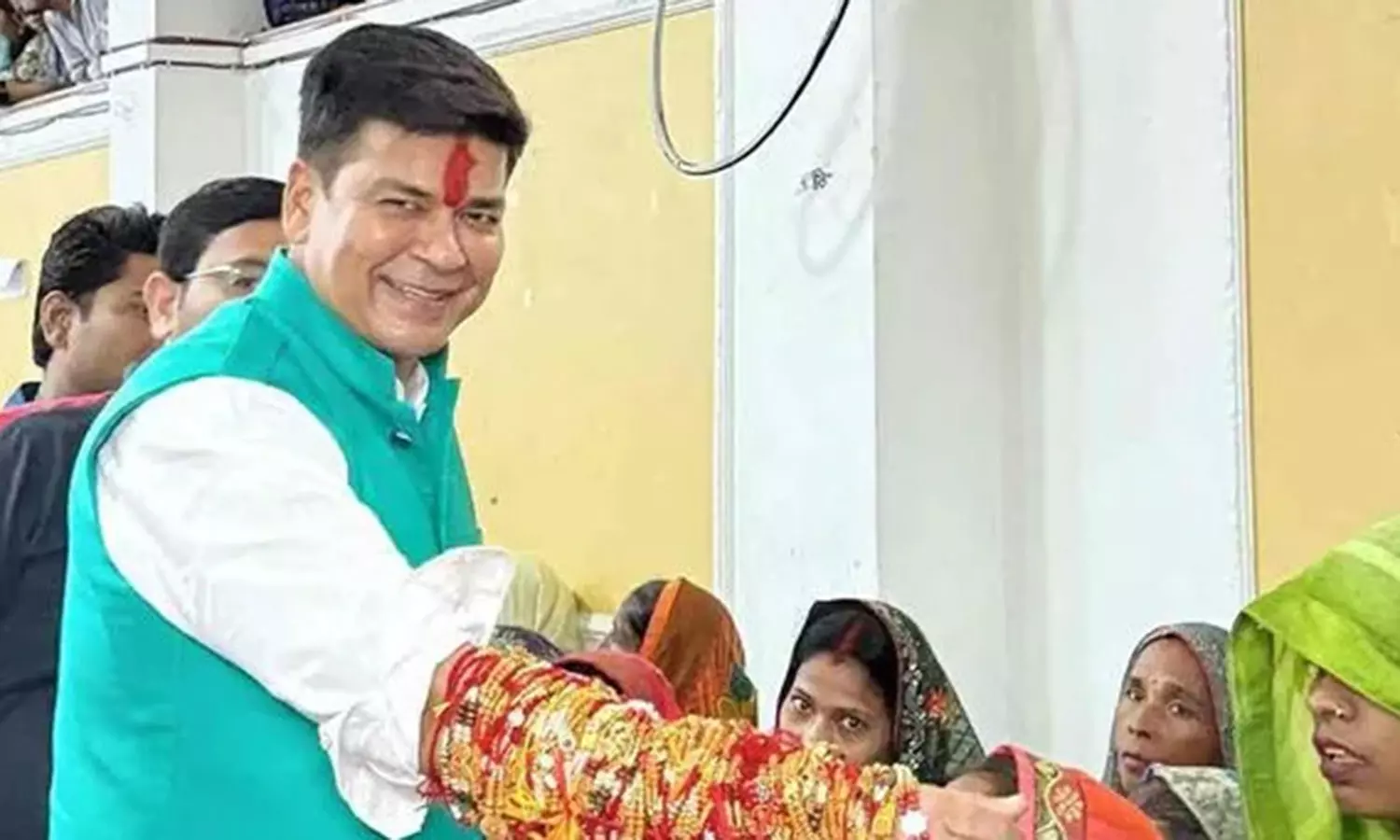 உத்தரபிரதேசத்தில் மேயருக்கு 20 ஆயிரம் பெண்கள் ராக்கி கட்டி சாதனை உத்தரபிரதேசத்தில் மேயருக்கு 20 ஆயிரம் பெண்கள் ராக்கி கட்டி சாதனை