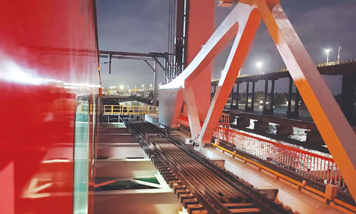 அபாய சங்கிலியை பிடித்து இழுத்து பாம்பன் பாலத்தில் ரெயிலை நிறுத்திய பயணி- போலீசார் விசாரணை