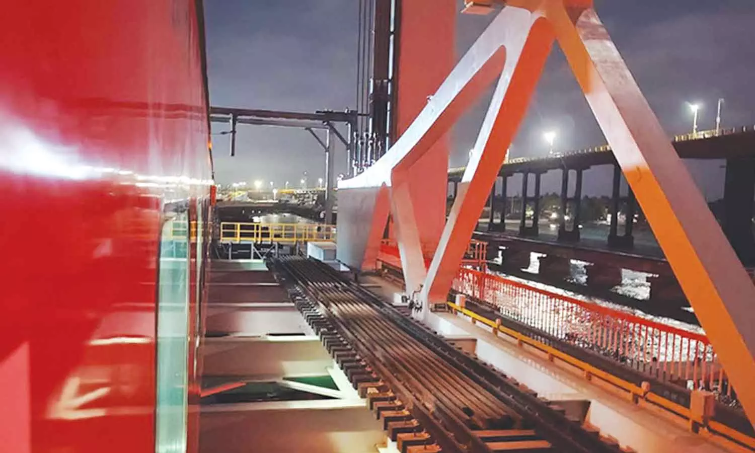 அபாய சங்கிலியை பிடித்து இழுத்து பாம்பன் பாலத்தில் ரெயிலை நிறுத்திய பயணி- போலீசார் விசாரணை அபாய சங்கிலியை பிடித்து இழுத்து பாம்பன் பாலத்தில் ரெயிலை நிறுத்திய பயணி- போலீசார் விசாரணை