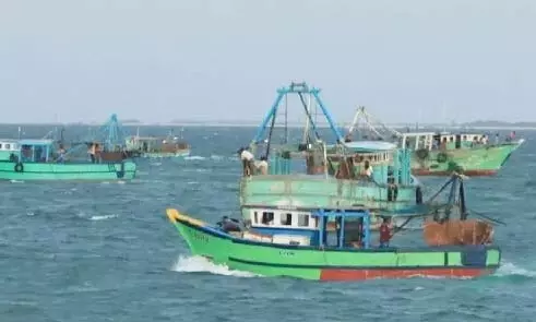 ராமேஸ்வரம் மீனவர்கள் 8 பேரை கைது செய்து இலங்கை கடற்படை அட்டூழியம்