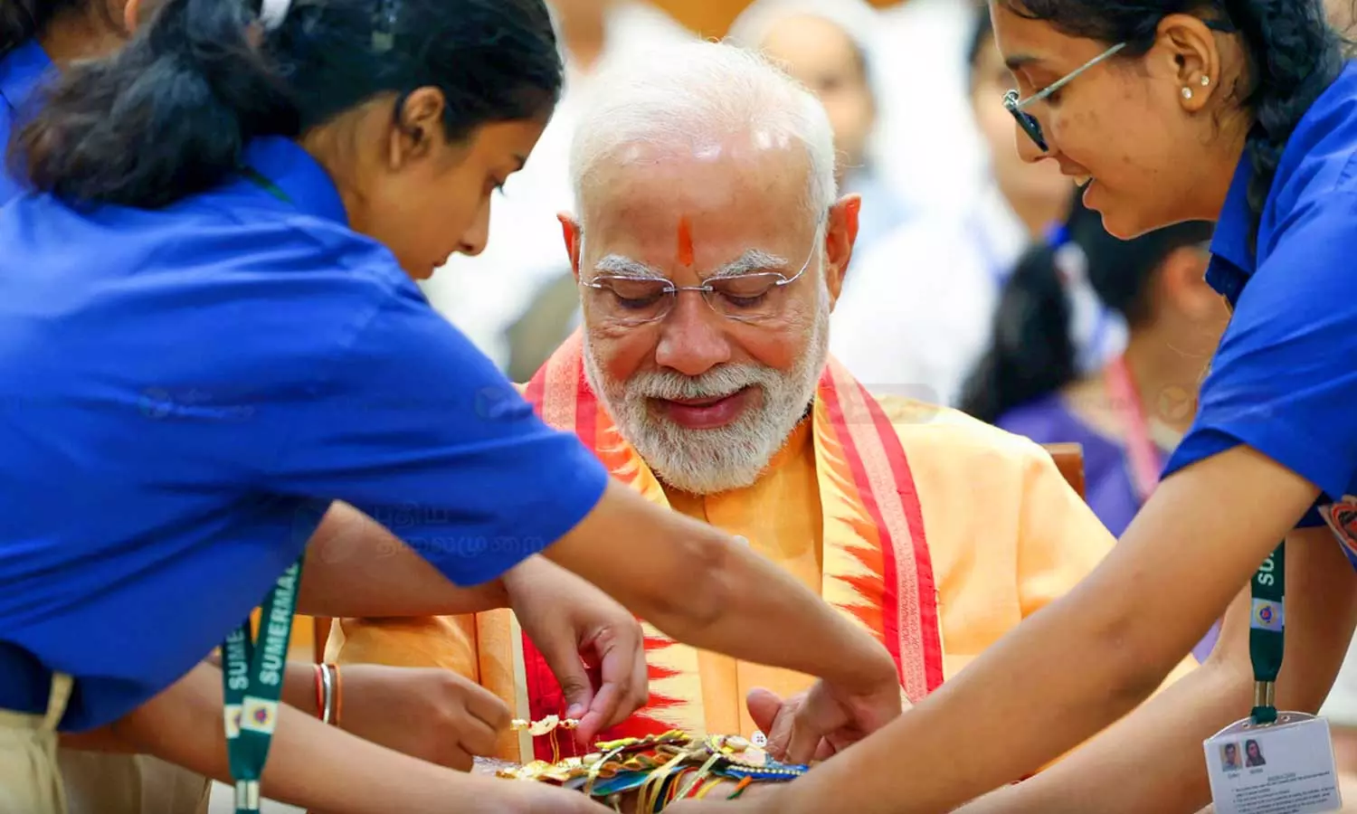 பள்ளி குழந்தைகளுடன் ரக்ஷா பந்தன் பண்டிகையை கொண்டாடினார் பிரதமர் மோடி