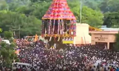 கள்ளழகர் கோவிலில் ஆடித்தேரோட்டம் கோலாகலம்- பல்லாயிரக்கணக்கான பக்தர்கள் பங்கேற்பு