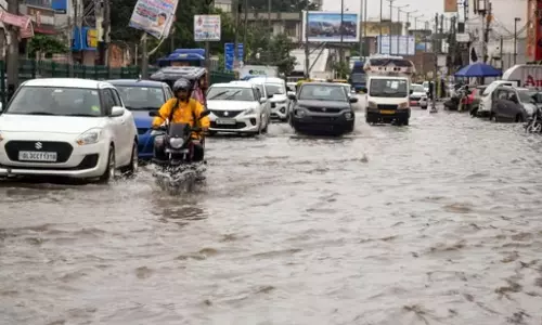 டெல்லியில் கனமழை: வெள்ளத்தில் மூழ்கிய சாலைகள்.. 100க்கும் மேற்பட்ட விமானங்கள் தாமதம்