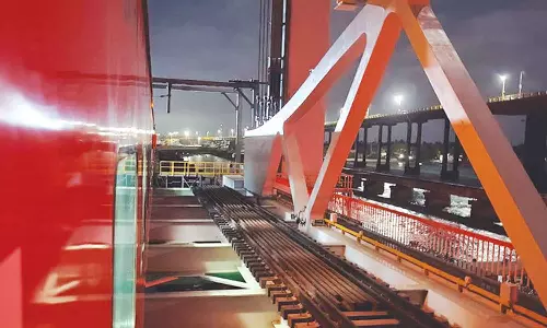 அபாய சங்கிலியை பிடித்து இழுத்து பாம்பன் பாலத்தில் ரெயிலை நிறுத்திய பயணி- போலீசார் விசாரணை