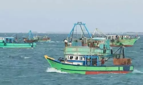 ராமேஸ்வரம் மீனவர்கள் 8 பேரை கைது செய்து இலங்கை கடற்படை அட்டூழியம்