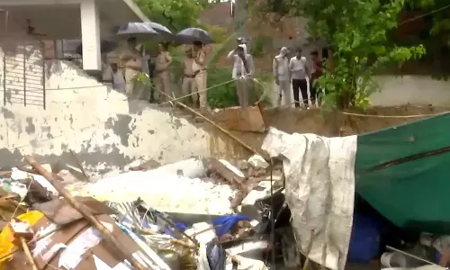 டெல்லியில் கனமழை: சுவர் இடிந்து விழுந்ததில் 8 பேர் உயிரிழப்பு