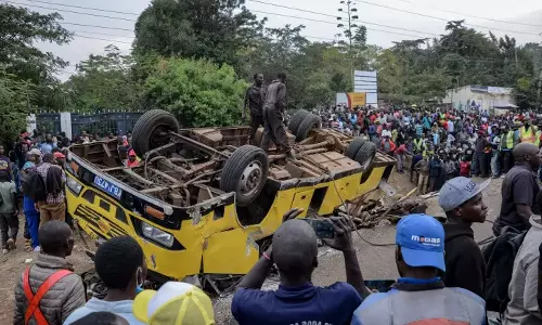 கென்யாவில் சோகம்: சாலையோர பள்ளத்தில் பஸ் கவிழ்ந்து 25 பேர் பலி