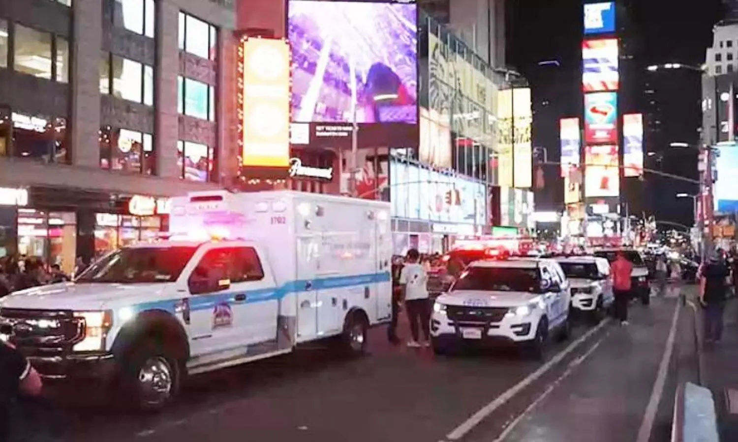 அமெரிக்காவில் டைம்ஸ் சதுக்கத்தில் துப்பாக்கிச்சூடு- 3 பேர் காயம் அமெரிக்காவில் டைம்ஸ் சதுக்கத்தில் துப்பாக்கிச்சூடு- 3 பேர் காயம்