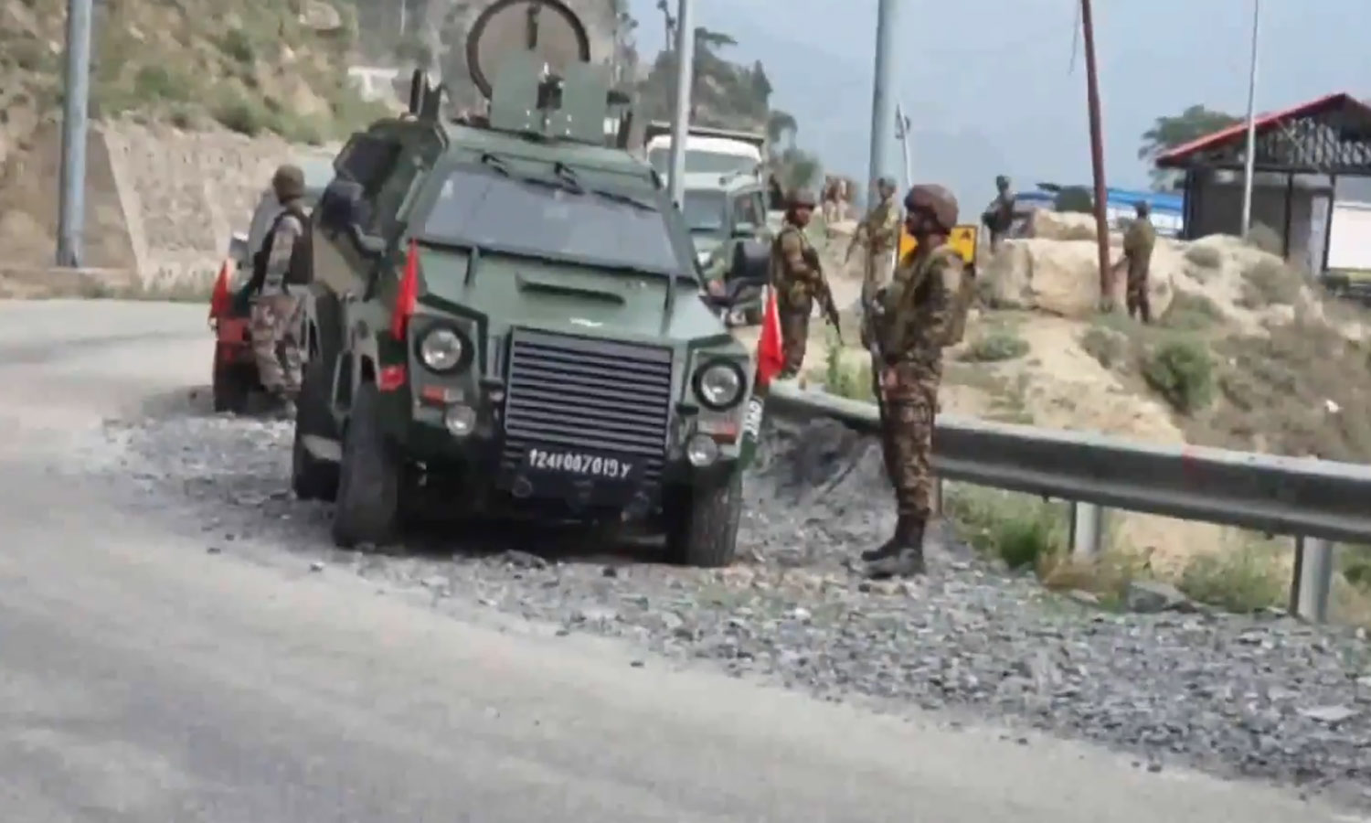 காஷ்மீரில் பயங்கரவாதிகளுடன் துப்பாக்கி சண்டை