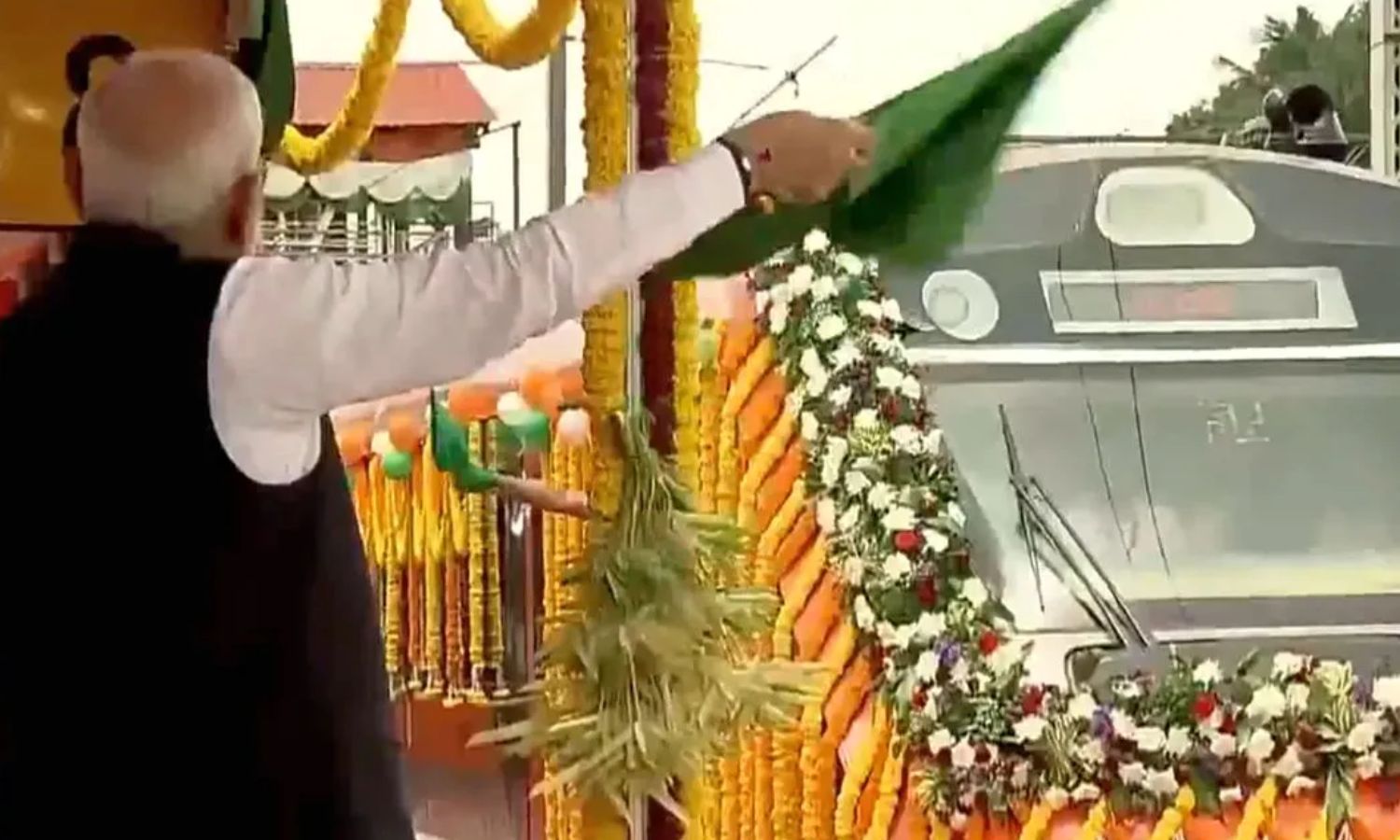 VIDEO: பெங்களூருவில் பிரதமர் மோடி.. 3 வந்தே பாரத் ரெயில் சேவை தொடக்கம்!