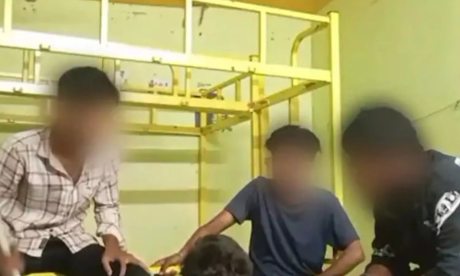 VIDEO: ஆந்திர அரசுக் கல்லூரியில் ஜூனியர் மாணவனை அடித்து உதைத்து மின்சாரம் பாய்ச்சி ராகிங் செய்த சீனியர்ஸ்