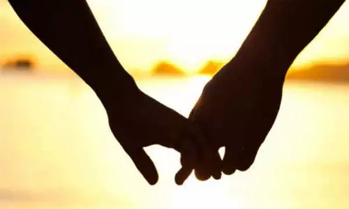 மனைவியை கள்ளக்காதலனுக்கு தாரை வார்த்த கணவர்