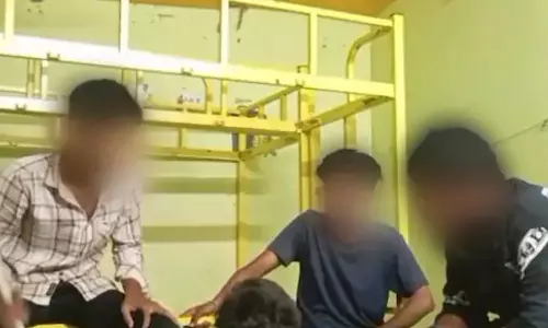 VIDEO: ஆந்திர அரசுக் கல்லூரியில் ஜூனியர் மாணவனை அடித்து உதைத்து மின்சாரம் பாய்ச்சி ராகிங் செய்த சீனியர்ஸ்