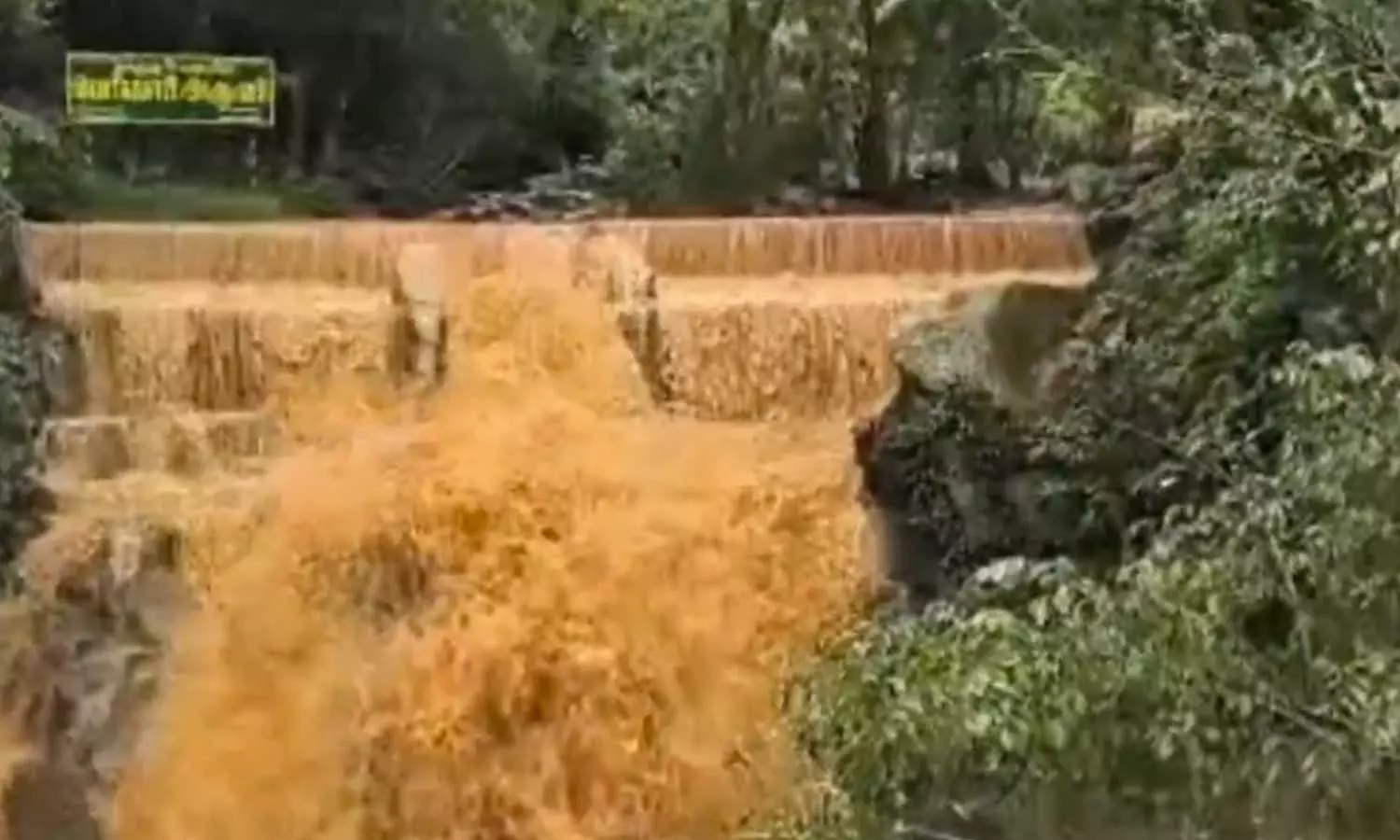 கல்வராயன் மலை பெரியார் நீர் வீழ்ச்சியில் வெள்ளப்பெருக்கு - சுற்றுலா பயணிகள் குளிக்க 1 வாரம் தடை