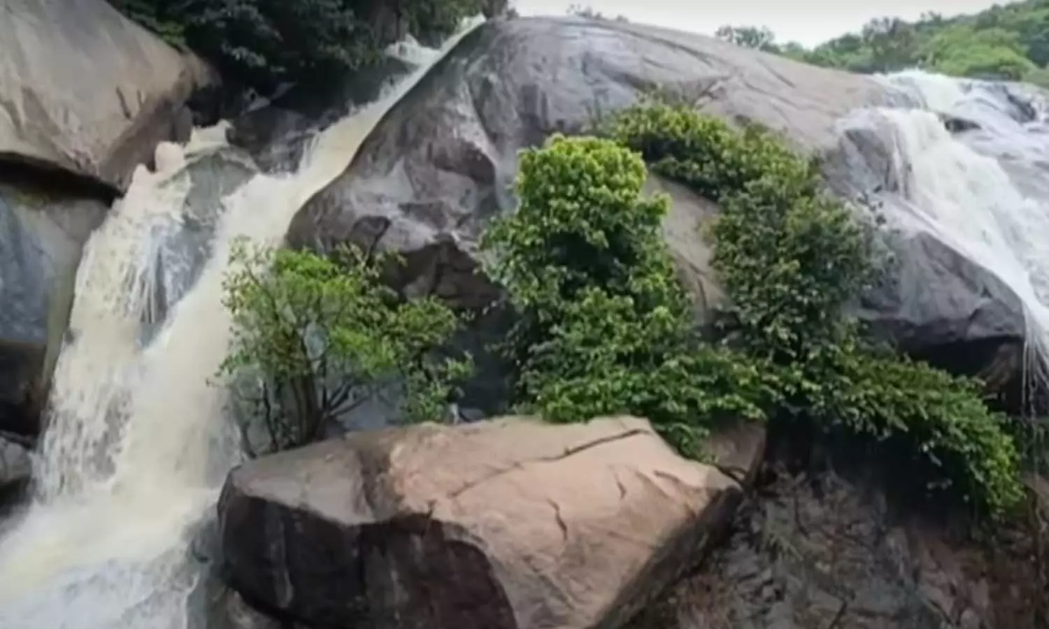 ஜலகாம்பாறை நீர்வீழ்ச்சியில் வெள்ளப்பெருக்கு - பொதுமக்கள் குளிக்க தடை விதிப்பு