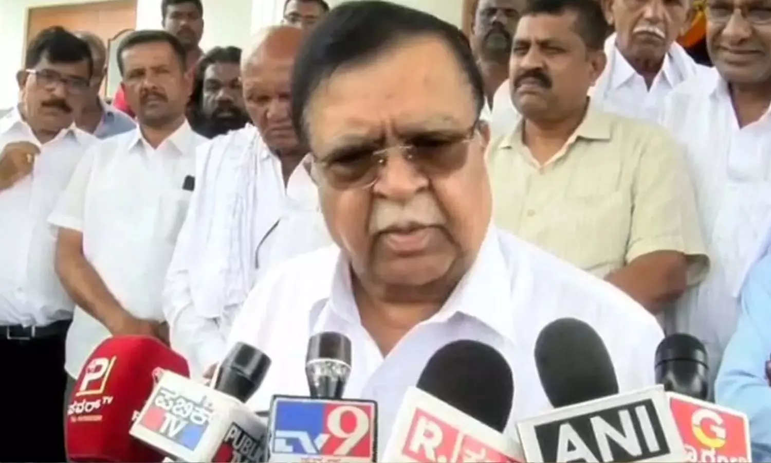 வாக்காளர் முறைகேடு: சொந்த கட்சியை விமர்சித்த கர்நாடக அமைச்சர் ராஜினாமா வாக்காளர் முறைகேடு: சொந்த கட்சியை விமர்சித்த கர்நாடக அமைச்சர் ராஜினாமா