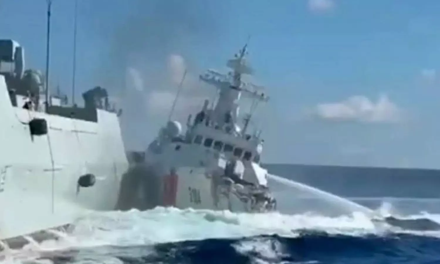 கடலில் ஒன்றுடன் ஒன்று மோதி விபத்துக்குள்ளான சீன ராணுவ கப்பல்கள் - பிலிப்பைன்ஸ் பகிர்ந்த வீடியோ கடலில் ஒன்றுடன் ஒன்று மோதி விபத்துக்குள்ளான சீன ராணுவ கப்பல்கள் - பிலிப்பைன்ஸ் பகிர்ந்த வீடியோ