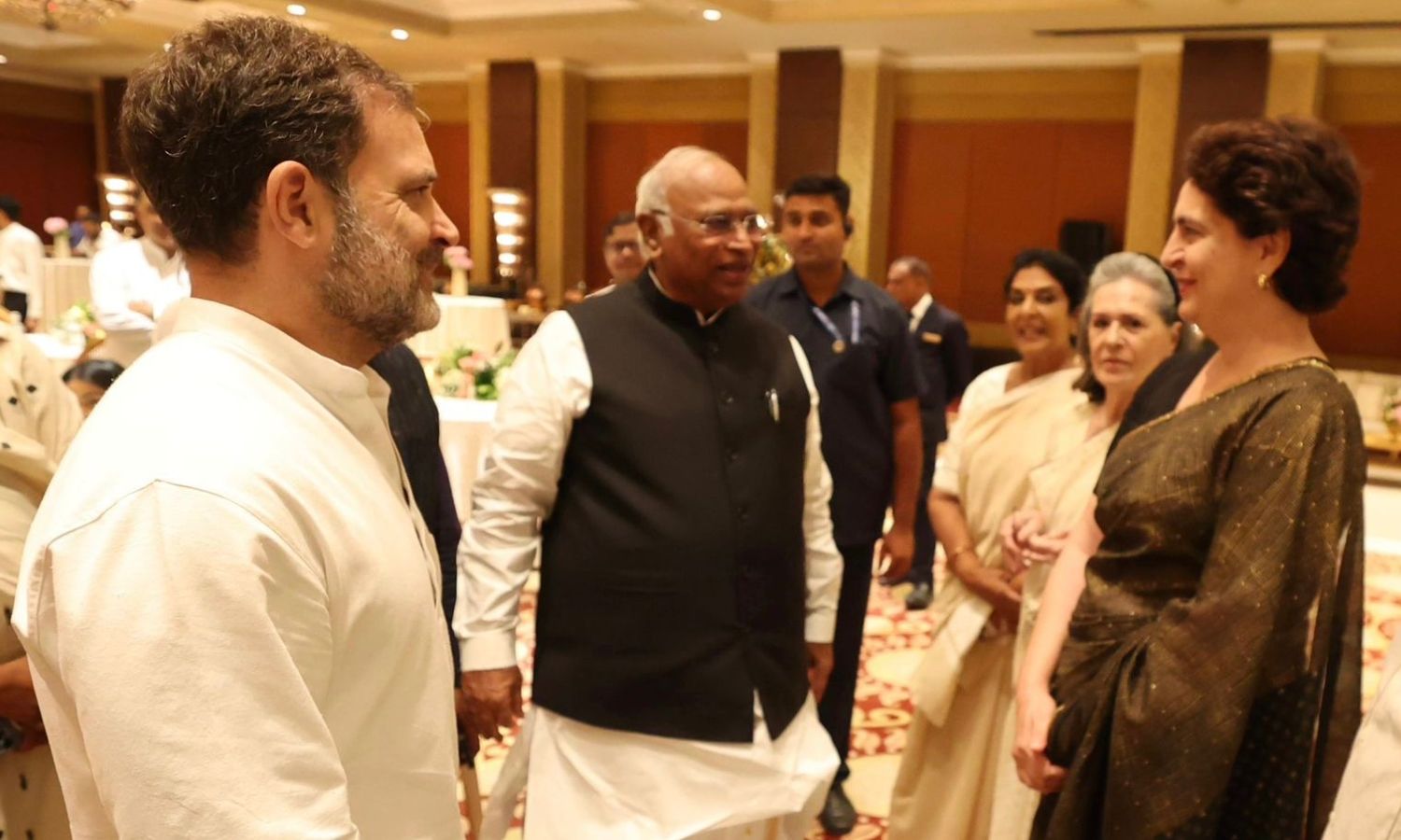 இந்தியா கூட்டணி தலைவர்களுக்கு இரவு விருந்து கொடுத்த மல்லிகார்ஜுன கார்கே! - Mallikarjun  Kharge hosted a dinner for the leaders of the India Alliance!