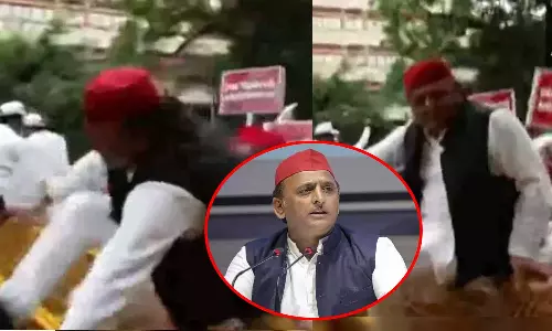 தேர்தல் ஆணையத்தை கண்டித்து போராட்டம்: தடுப்பு வேலியைத் தாண்டி குதித்த அகிலேஷ் யாதவ்