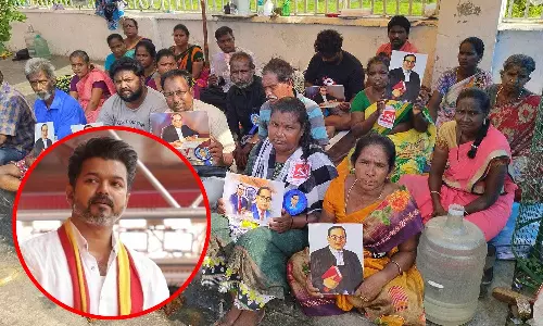 பனையூரில் உள்ள தவெக அலுவலகத்தில் விஜயை சந்தித்த தூய்மை பணியாளர்கள்