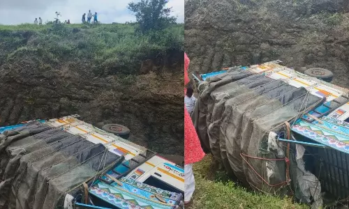 கோவிலுக்கு பக்தர்களை ஏற்றிச் சென்ற லாரி பள்ளத்தாக்கில் கவிழ்ந்து விபத்து - 8 பெண்கள் பலி