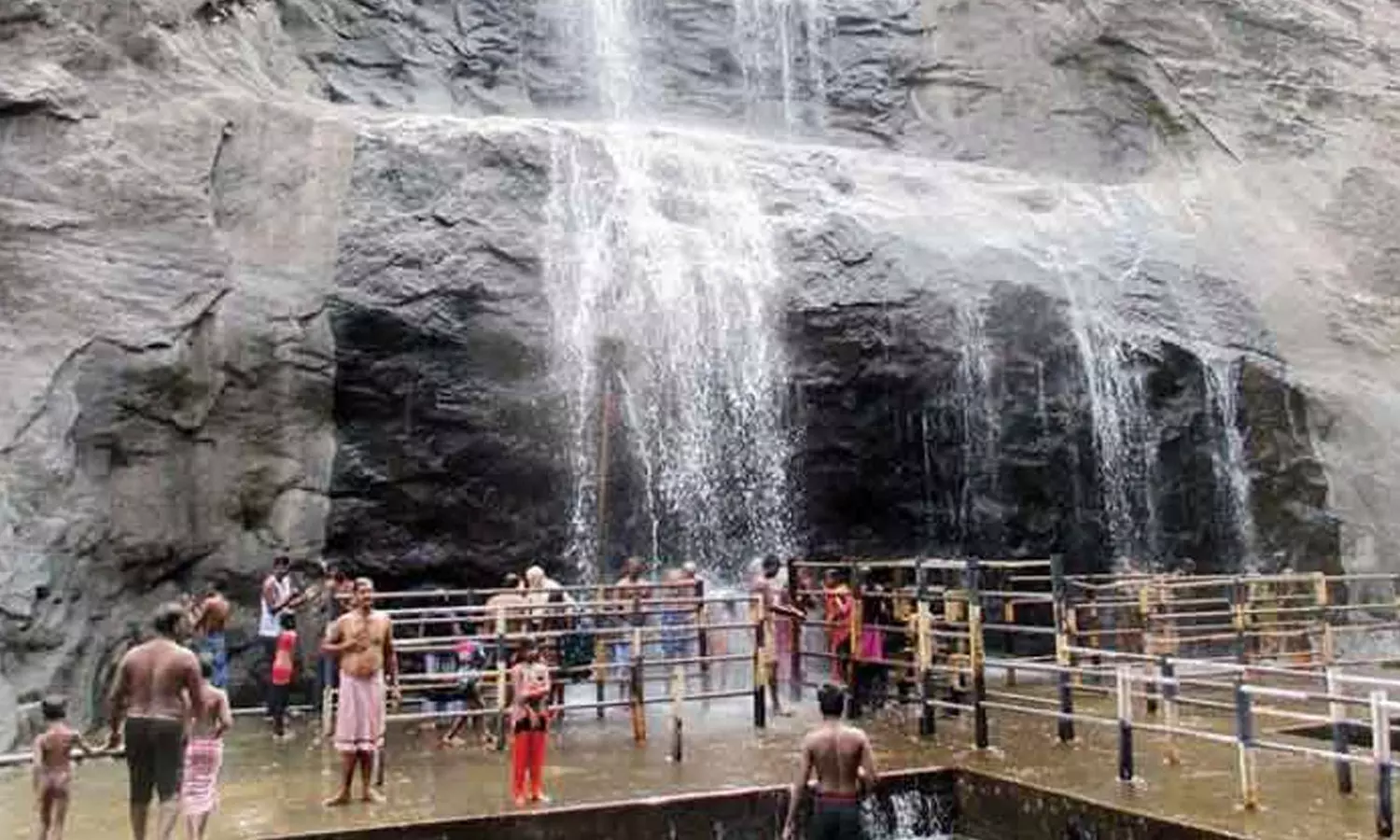 பழைய குற்றால அருவிக்கு செல்லும் சுற்றுலா பயணிகளின் கவனத்திற்கு... வனத்துறை போட்ட கண்டிஷன்