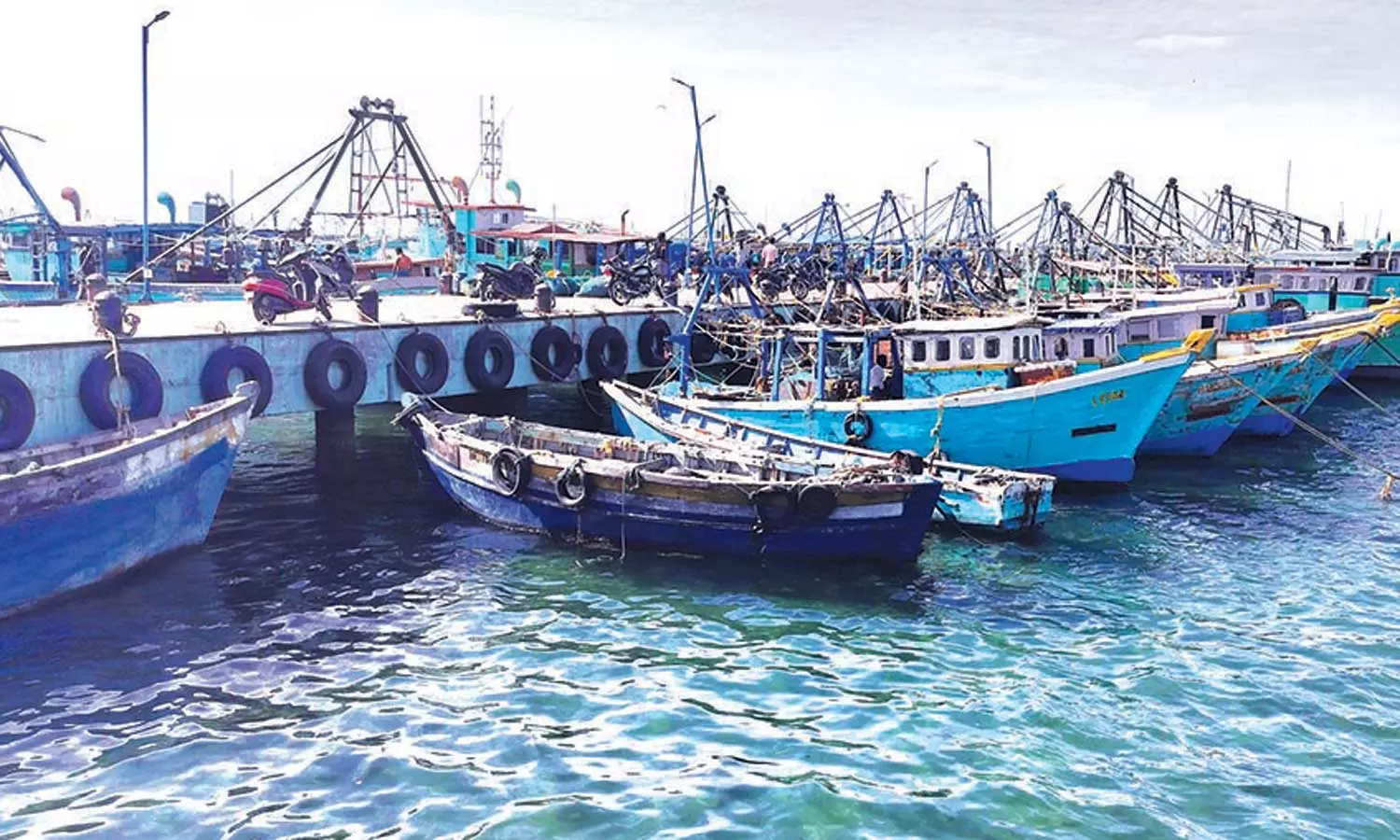 ராமேசுவரம் மீனவர்கள் 2-வது நாளாக வேலைநிறுத்தம்