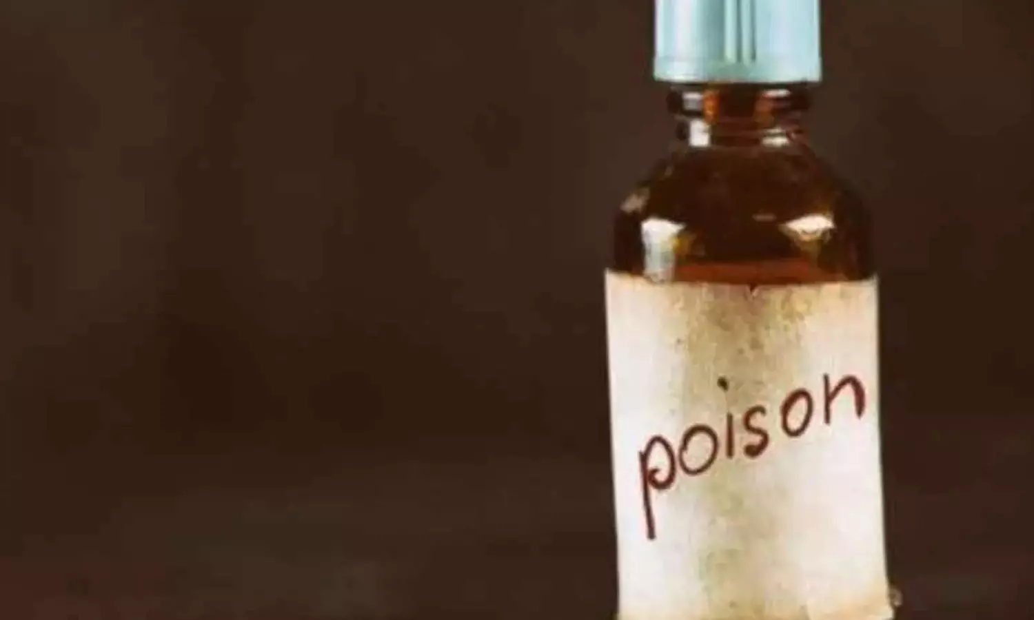 காதலியை சேர்த்து வைக்கக்கோரி போலீஸ் நிலையத்தில் விஷம் குடித்த வாலிபர்