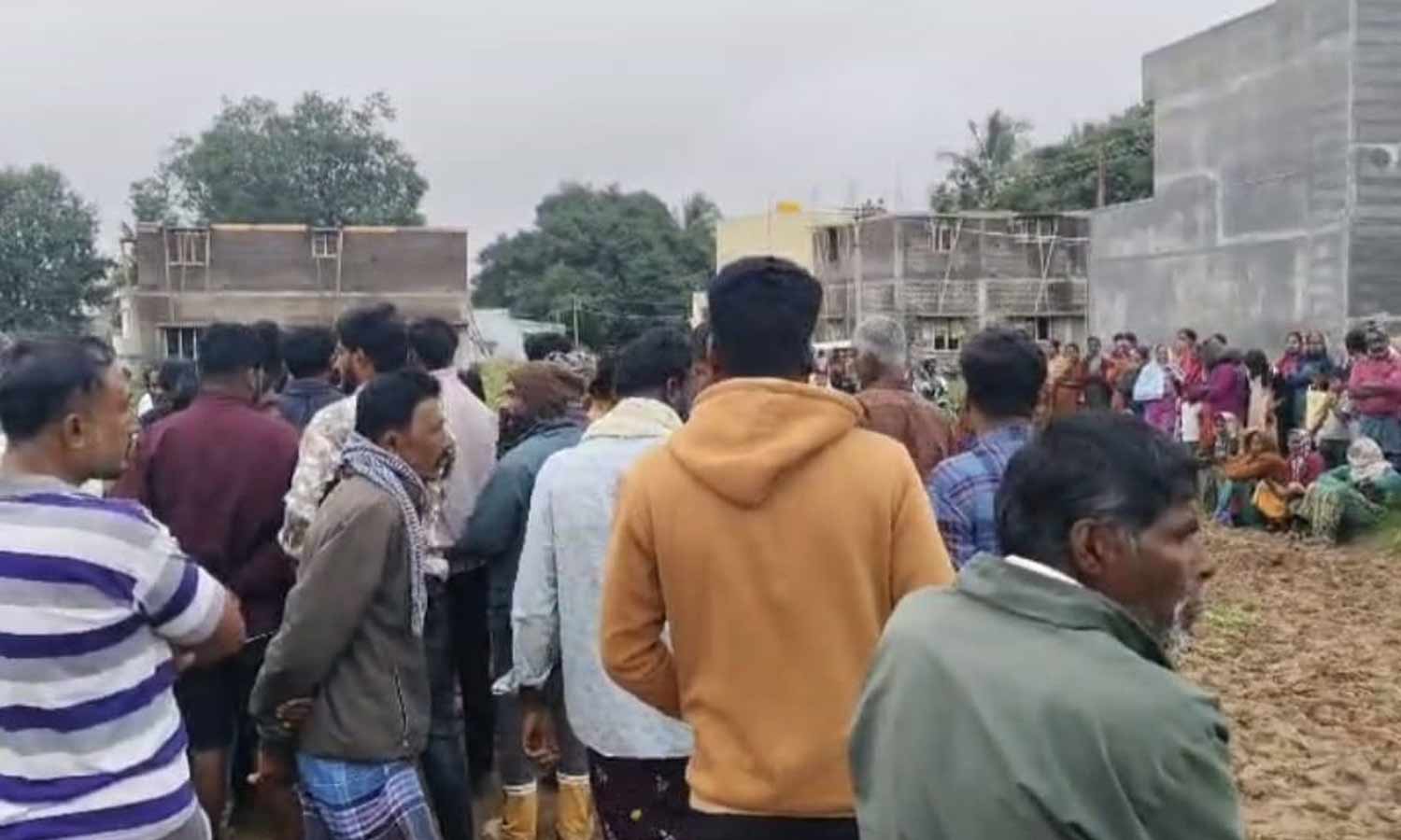 காட்டு யானை தாக்கி விவசாயி உயிரிழப்பு- உடலை எடுக்க விடாமல் உறவினர்கள் திரண்டதால் பரபரப்பு