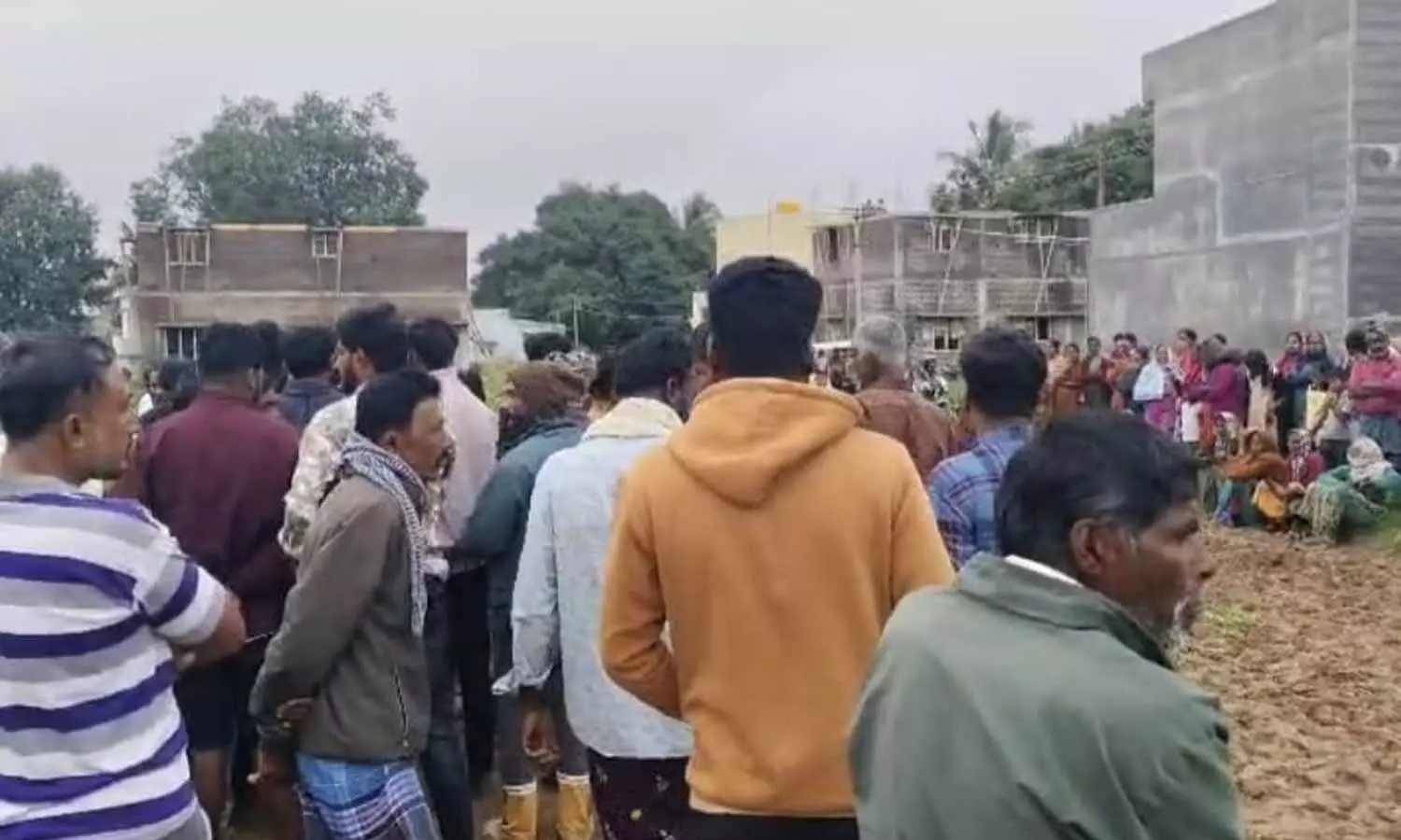 காட்டு யானை தாக்கி விவசாயி உயிரிழப்பு- உடலை எடுக்க விடாமல் உறவினர்கள் திரண்டதால் பரபரப்பு காட்டு யானை தாக்கி விவசாயி உயிரிழப்பு- உடலை எடுக்க விடாமல் உறவினர்கள் திரண்டதால் பரபரப்பு