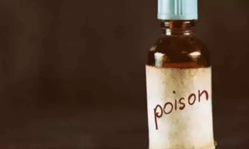 காதலியை சேர்த்து வைக்கக்கோரி போலீஸ் நிலையத்தில் விஷம் குடித்த வாலிபர்