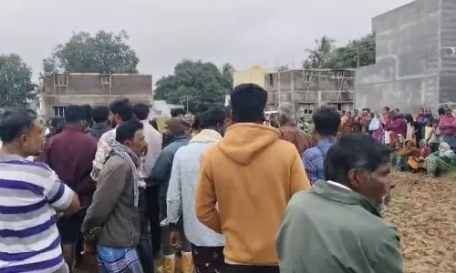 காட்டு யானை தாக்கி விவசாயி உயிரிழப்பு- உடலை எடுக்க விடாமல் உறவினர்கள் திரண்டதால் பரபரப்பு