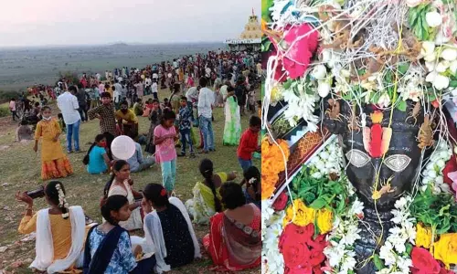 ஆந்திரா கோவிலில் தேள் மாலை அணிவித்து வினோத வழிபாடு