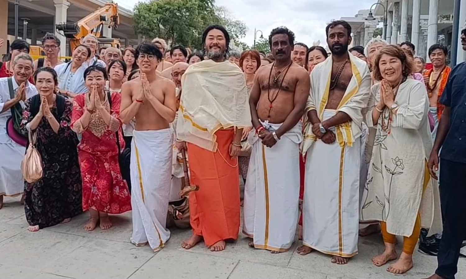 வீடியோ: வெற்றிவேல் முருகனுக்கு அரோகரா.. பக்தி கோஷமிட்ட ஜப்பான் பக்தர்கள்