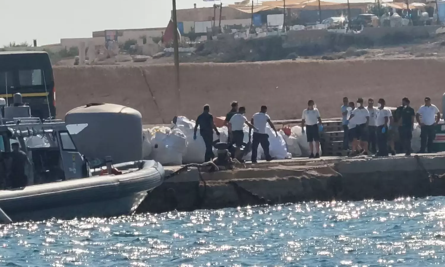 இத்தாலி அருகே அகதிகள் படகு கவிழ்ந்து விபத்து - 26 பேர் உயிரிழப்பு இத்தாலி அருகே அகதிகள் படகு கவிழ்ந்து விபத்து - 26 பேர் உயிரிழப்பு