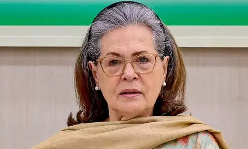 குடியுரிமை பெறும் முன்னரே வாக்காளர் பட்டியலில் சோனியா காந்தி பெயர்: ராகுலுக்கு பா.ஜ.க. பதிலடி