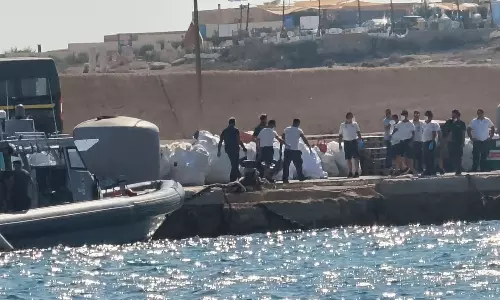 இத்தாலி அருகே அகதிகள் படகு கவிழ்ந்து விபத்து - 26 பேர் உயிரிழப்பு