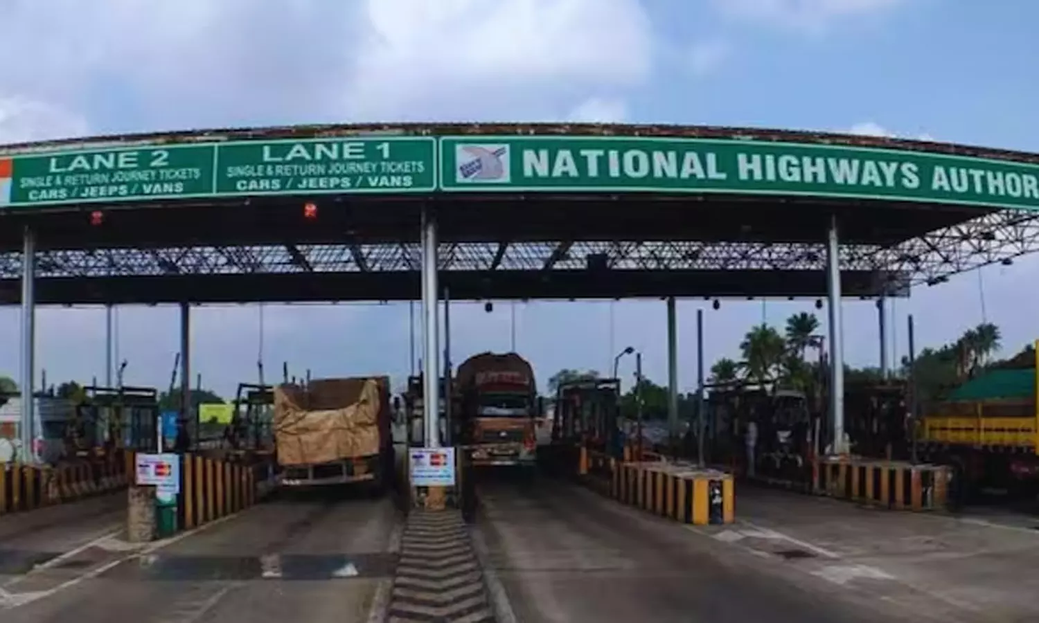 சுங்கசாவடியில் வாகனங்களுக்கு ரூ.3 ஆயிரம் கட்டணத்தில் ஓராண்டுக்கான பாஸ்- நாளை முதல் அமல் சுங்கசாவடியில் வாகனங்களுக்கு ரூ.3 ஆயிரம் கட்டணத்தில் ஓராண்டுக்கான பாஸ்- நாளை முதல் அமல்