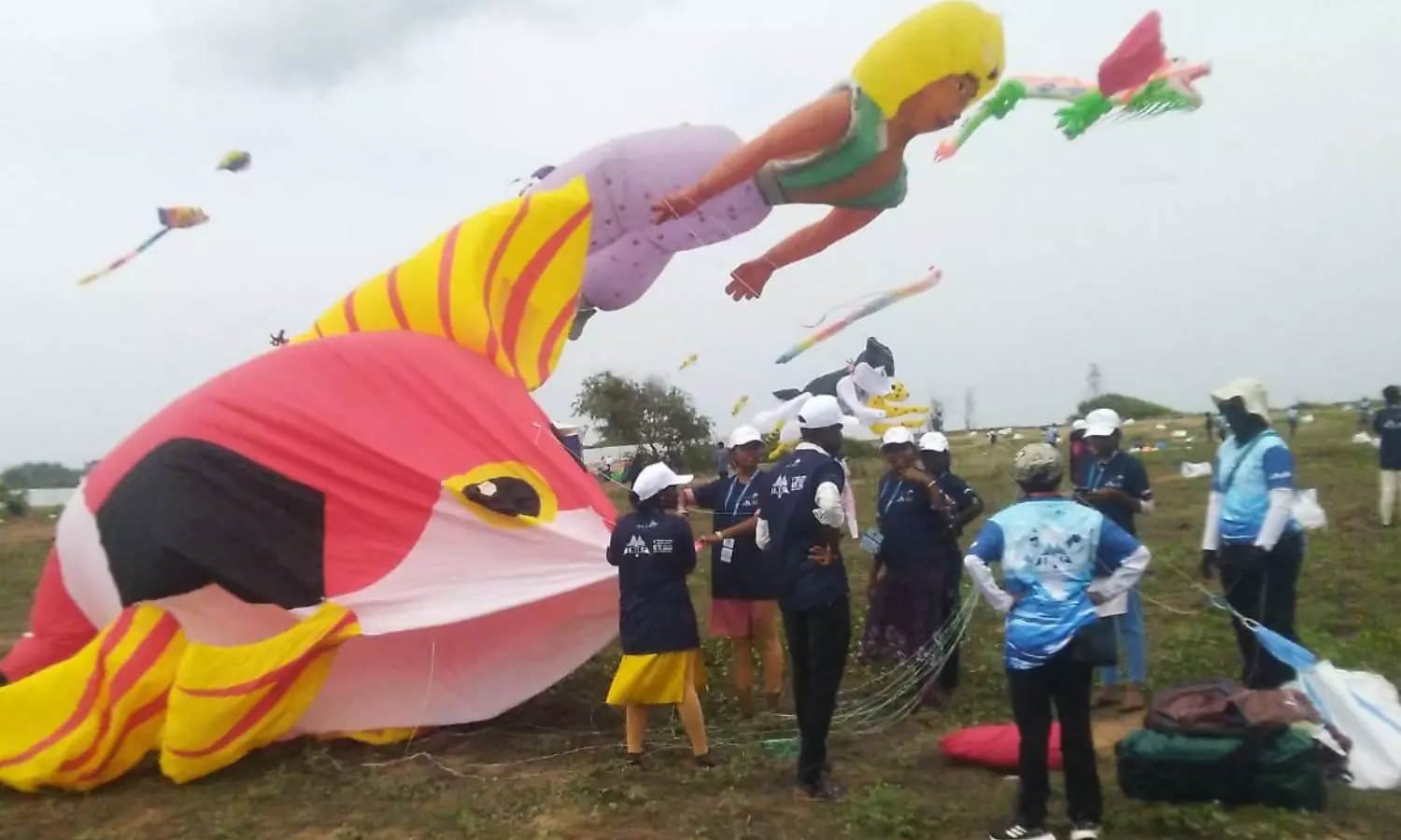 4-வது சர்வதேச காத்தாடி திருவிழா.. அமைச்சர்கள் துவக்கி வைப்பு