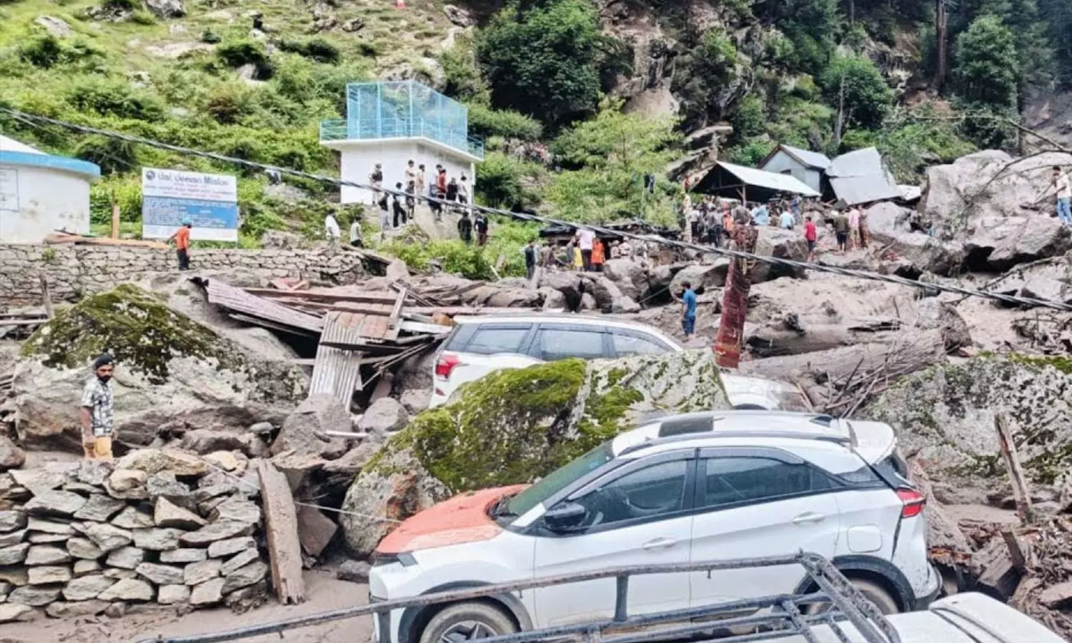 ஜம்மு காஷ்மீர்: நிலச்சரிவில் சிக்கி 38 பேர் உயிரிழப்பு.. 120 பேர் படுகாயம்