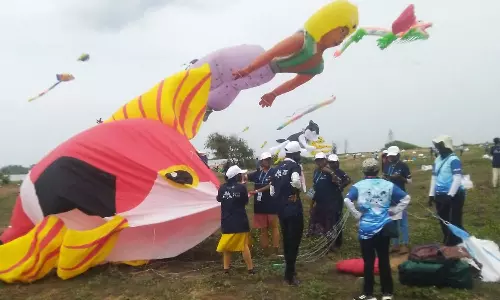 4-வது சர்வதேச காத்தாடி திருவிழா.. அமைச்சர்கள் துவக்கி வைப்பு