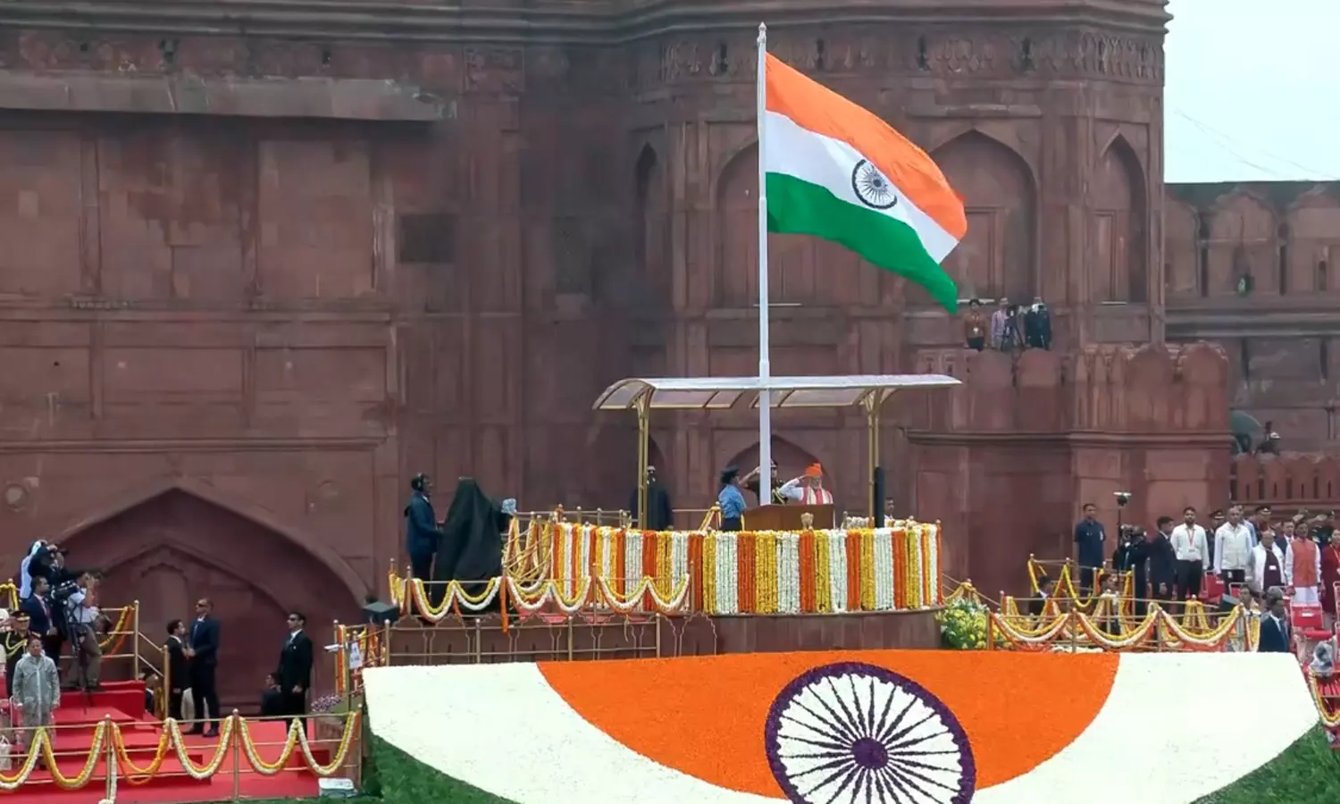 79-வது சுதந்திர தினம்: டெல்லி செங்கோட்டையில் தேசியக் கொடி ஏற்றினார் பிரதமர் மோடி 79-வது சுதந்திர தினம்: டெல்லி செங்கோட்டையில் தேசியக் கொடி ஏற்றினார் பிரதமர் மோடி