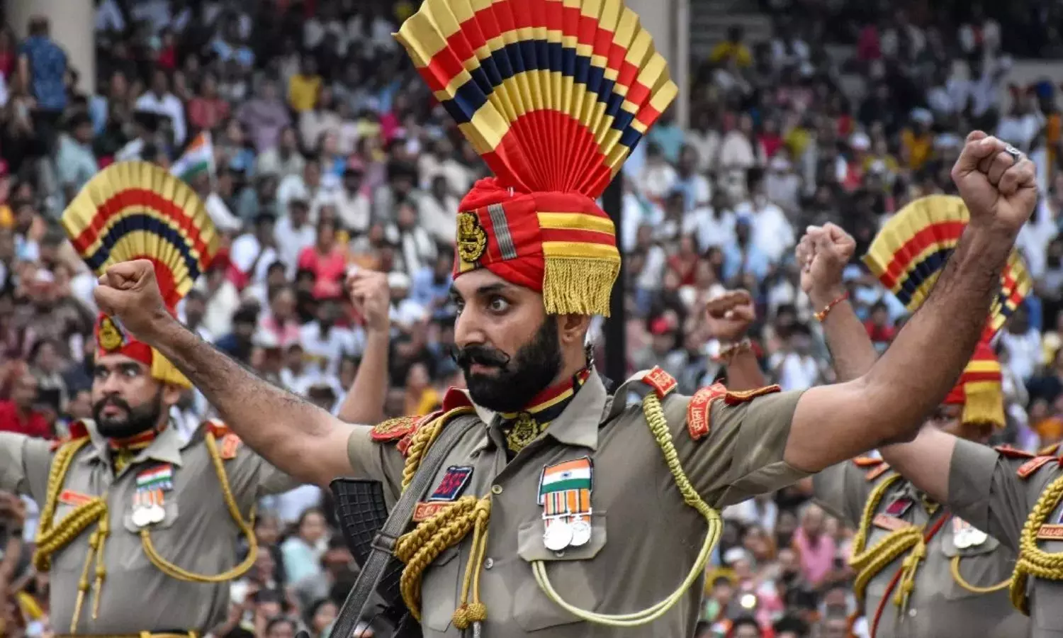 VIDEO: வாகா எல்லையில் களைகட்டிய கொடியிறக்க நிகழ்ச்சி.. ஆயிரக்கணக்கானோர் பங்கேற்பு!